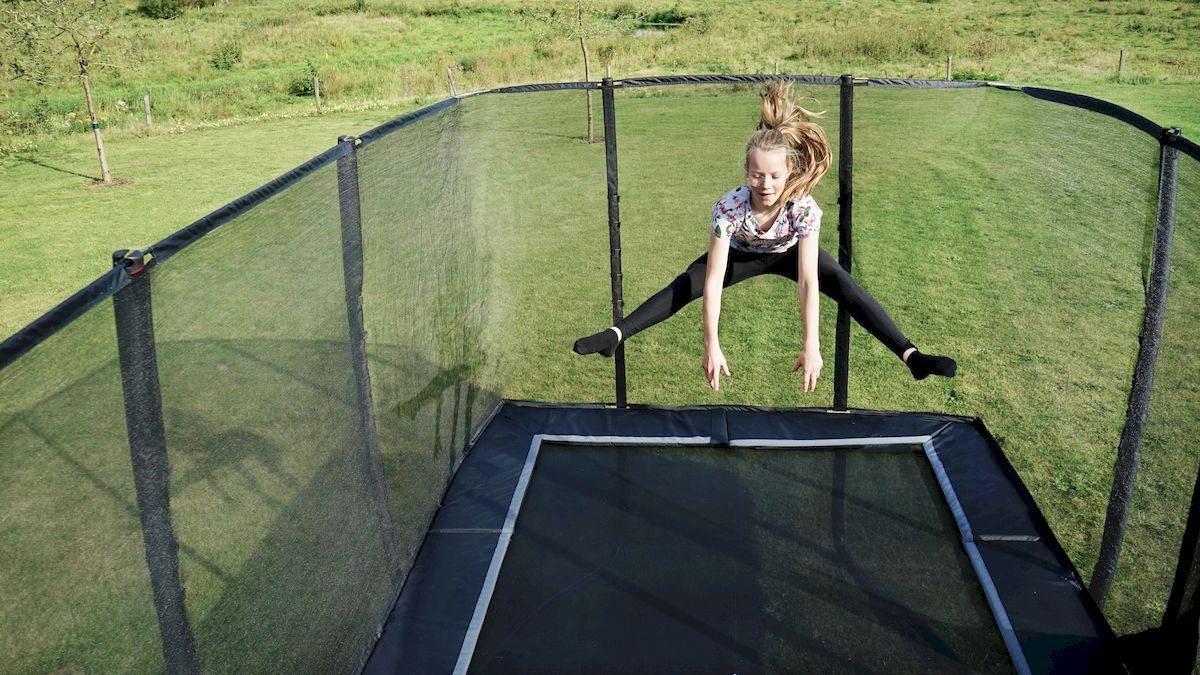 Exit PeakPro trampoline met net en ladder - 519 x 305 cm - Zwart - met springend meisje