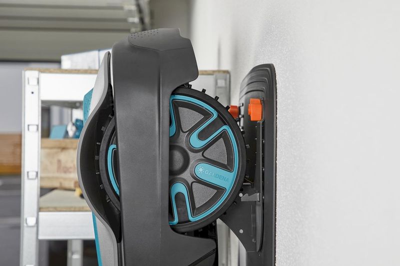 Gardena wandhouder voor Sileno City/Life/Minimo, met robotmaaier zijaanzicht