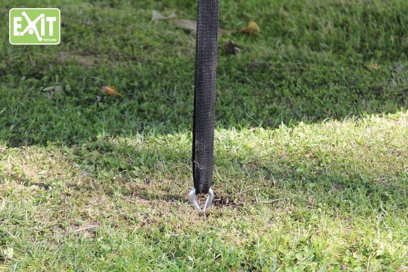 EXIT trampoline ankerset, verankerd in de grond