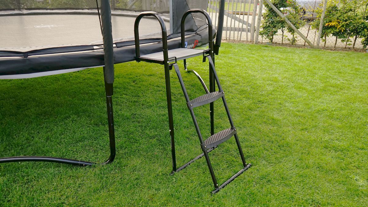 EXIT trampoline platform zonder ladder, bevestigde ladder aan het platform