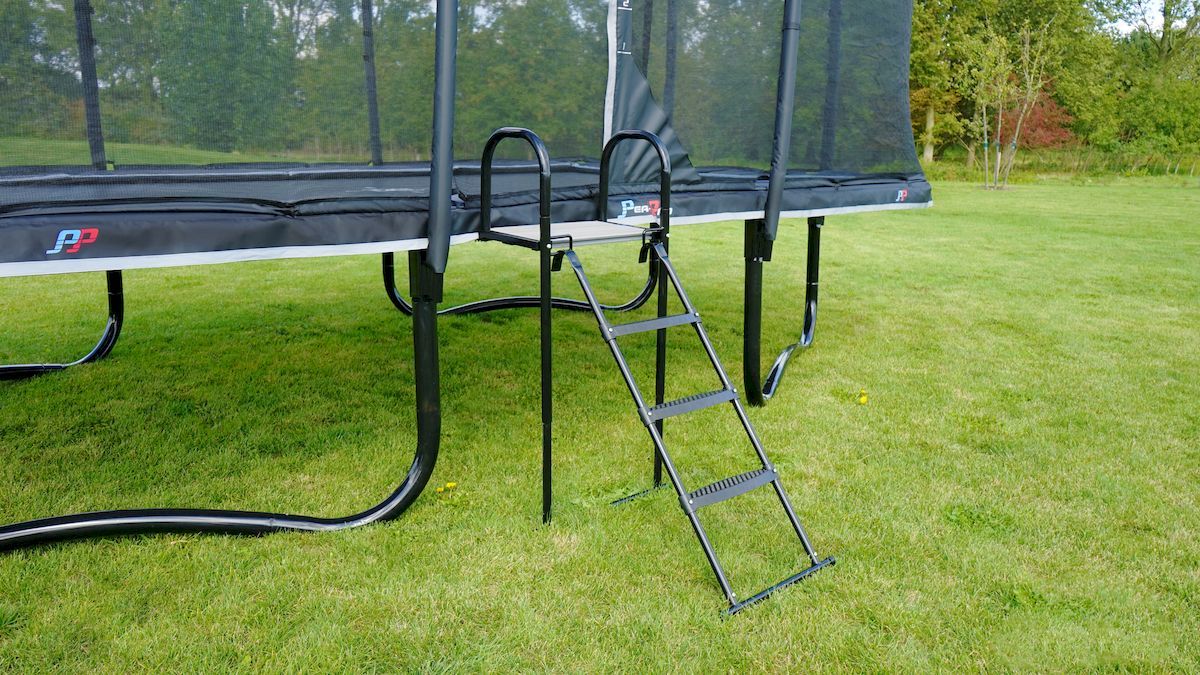 EXIT trampoline platform met ladder voor framehoogte van 95 - 110 cm, bevestigd op een trampoline met net