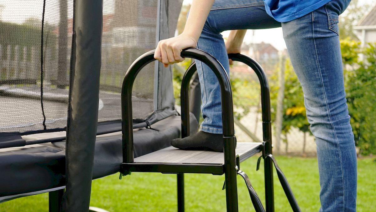 EXIT trampoline platform met ladder voor framehoogte van 95 - 110 cm, beugels voor extra houvast
