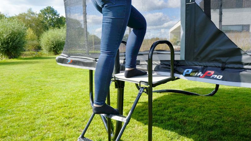 EXIT trampoline platform met ladder voor framehoogte van 95 - 110 cm, in gebruik