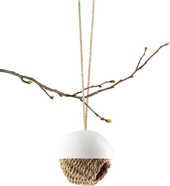 Eva Solo vogelhuisje hangend, in de boom hangend