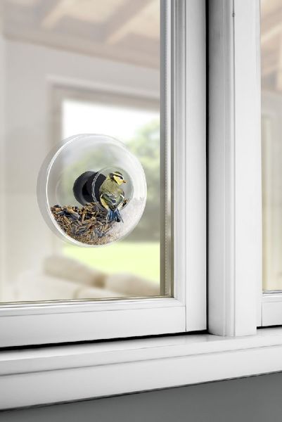 Eva Solo vogel voederbol voor groot raam Ø 20 cm, bevestigd tegen de raam met een vogeltje erop