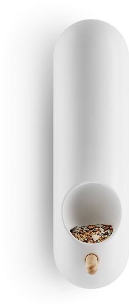 Eva Solo vogel voederbuis voor aan de muur, gevuld met vogelvoer