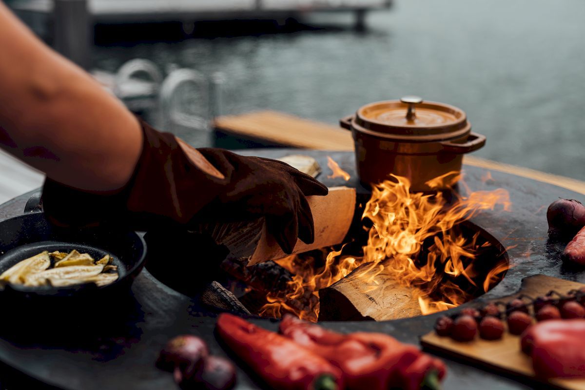 OFYR handschoenen - zwart, in gebruik tijdens koken
