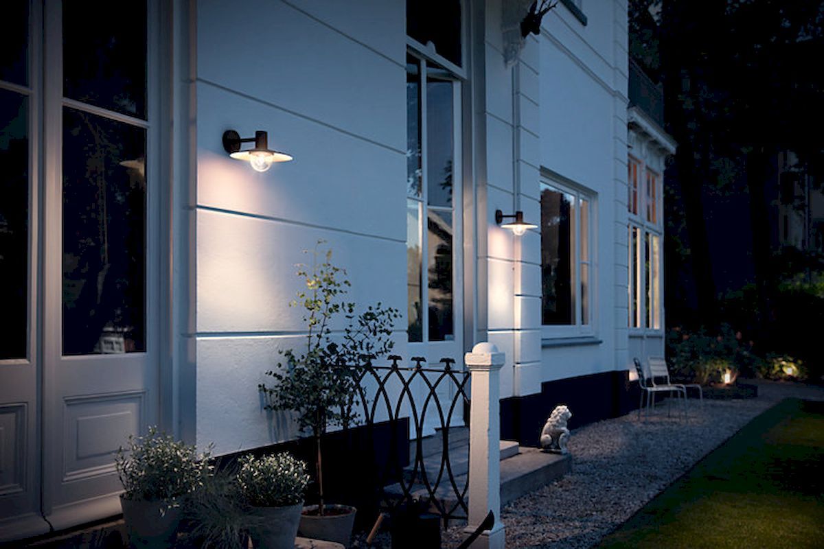 Philips myGarden skua led wandlamp - Zwart sfeerimpressie avonds 2