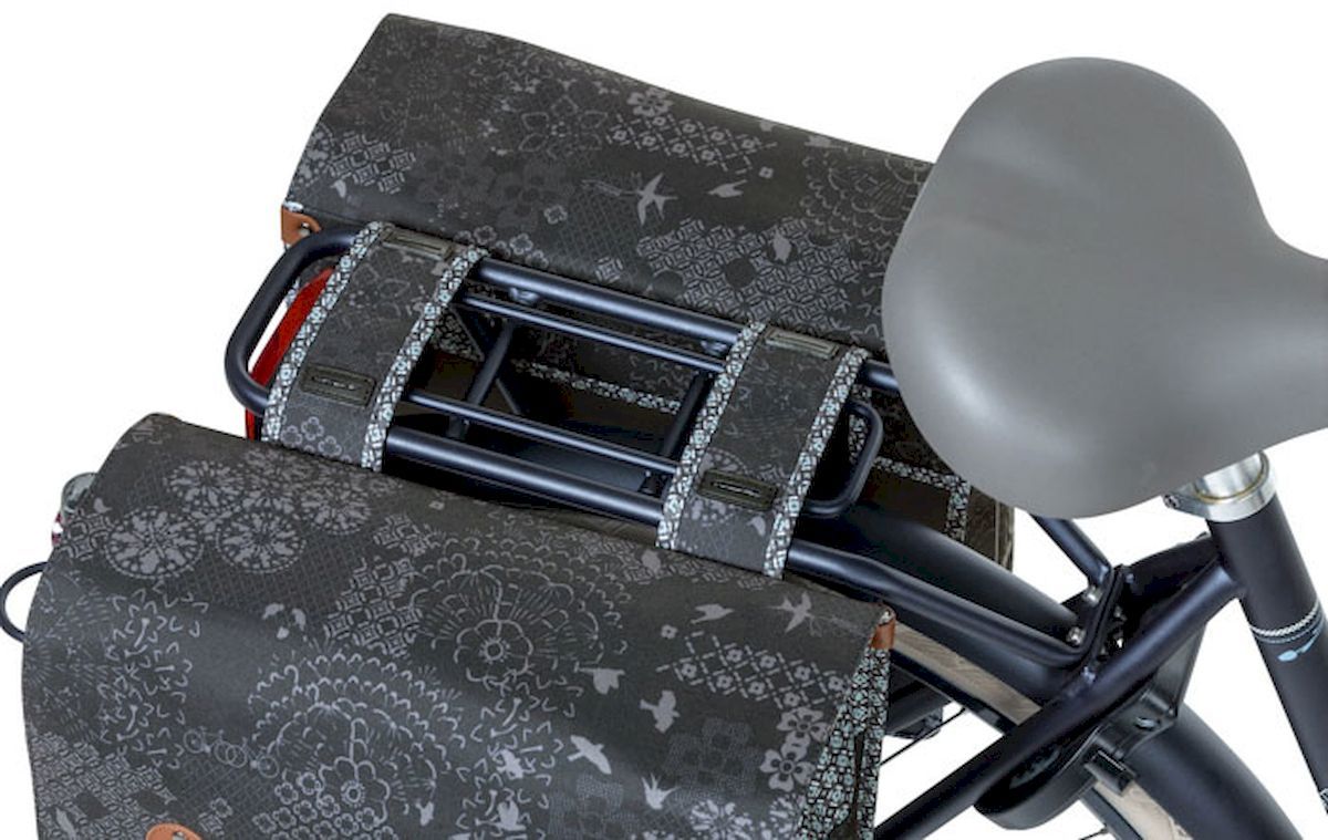 Basil Boheme dubbele fietstas - 35 liter - Zwart bovenkant op de fiets
