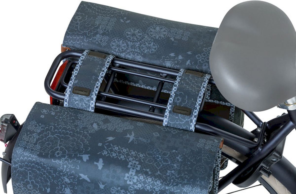 Basil Boheme dubbele fietstas - 35 liter - Blauw op de fiets