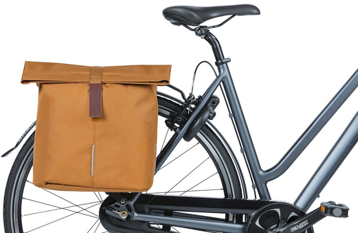 Basil City dubbele fietstas - 28/32 liter - Bruin op de fiets
