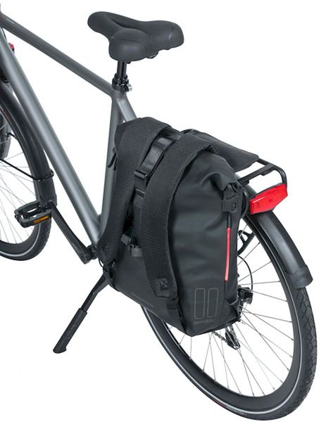 Basil SoHo enkele fietsrugzak - 17 liter - Zwart - achterkant - op fiets