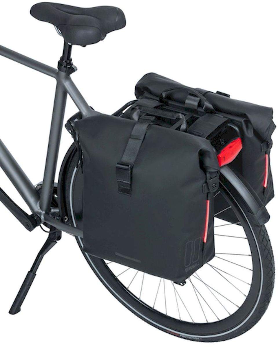 Basil SoHo dubbele fietstas - 41 liter - Zwart - op fiets