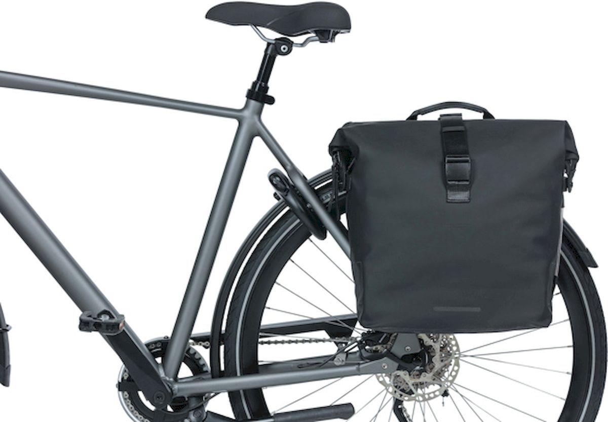 Basil SoHo dubbele fietstas - 41 liter - Zwart - op fiets