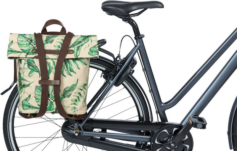 Basil Ever-Green fietsrugzak - 14/19 liter - Beige op de fiets