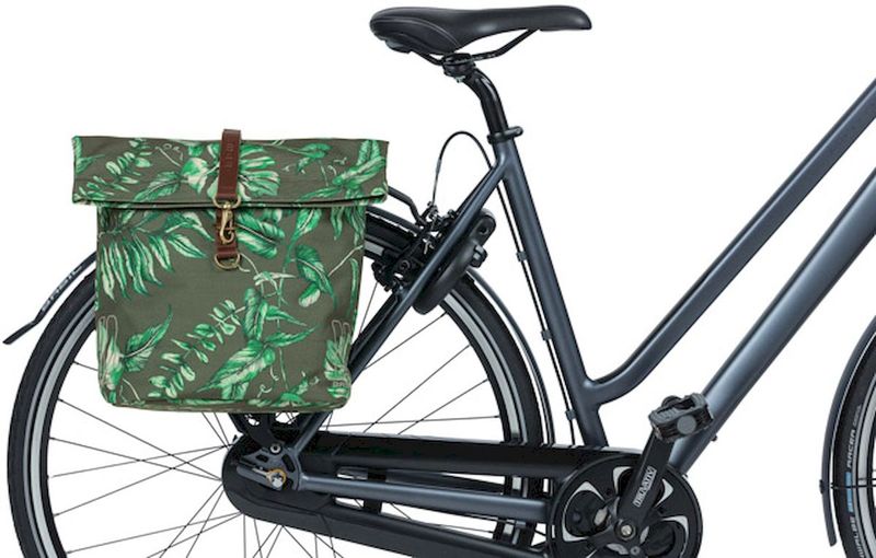 Basil Ever-Green dubbele fietstas - 28/32 liter - Groen op de fiets