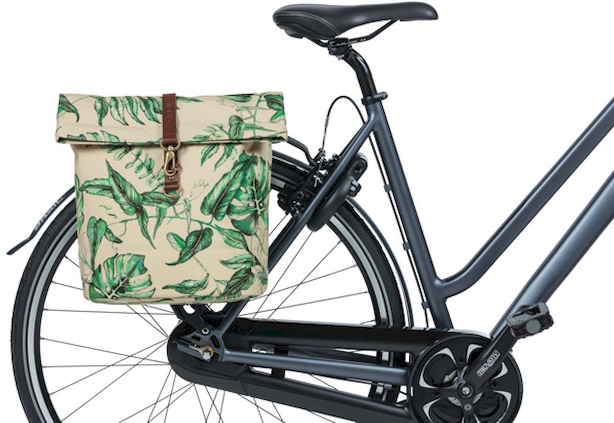 Basil Ever-Green dubbele fietstas - 28/32 liter - Beige op de fiets