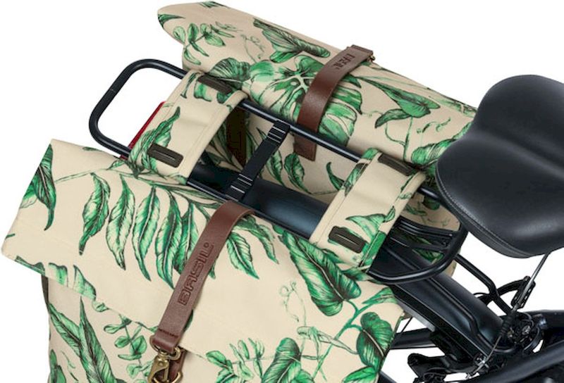 Basil Ever-Green dubbele fietstas - 28/32 liter - Beige op de fiets
