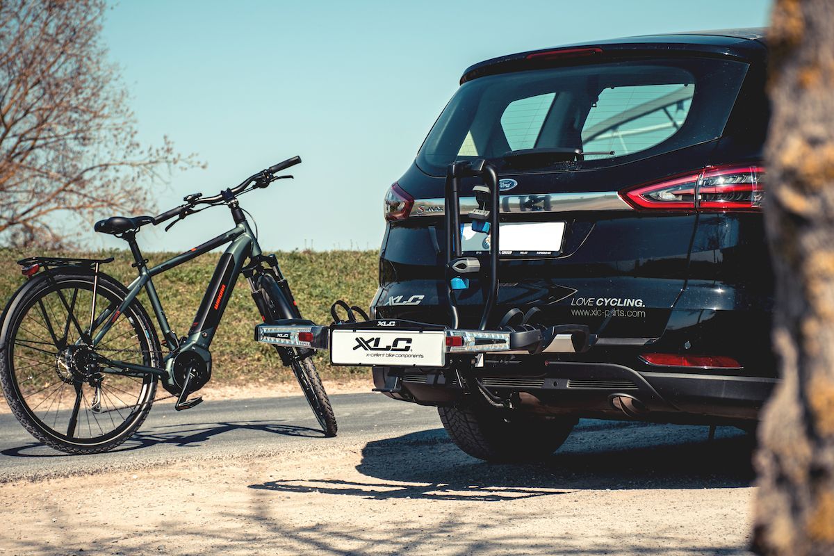 XLC Azura LED 2F Frame 2.0 fietsendrager met fiets op achtergrond