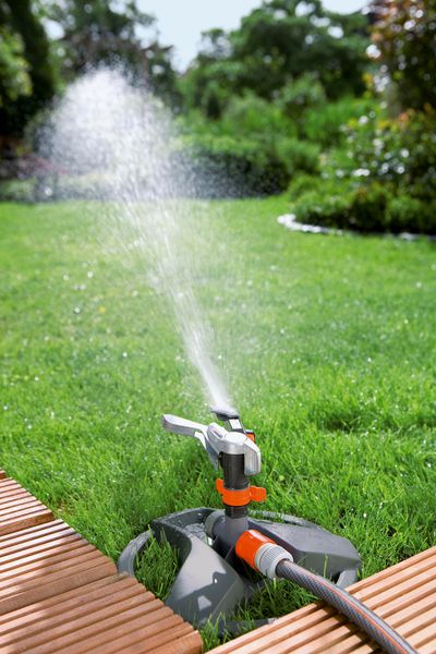 Gardena premium pulserende sector- en cirkelsproeier in gebruik