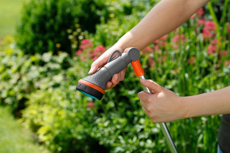 Gardena comfort broes met verlengstuk in gebruik