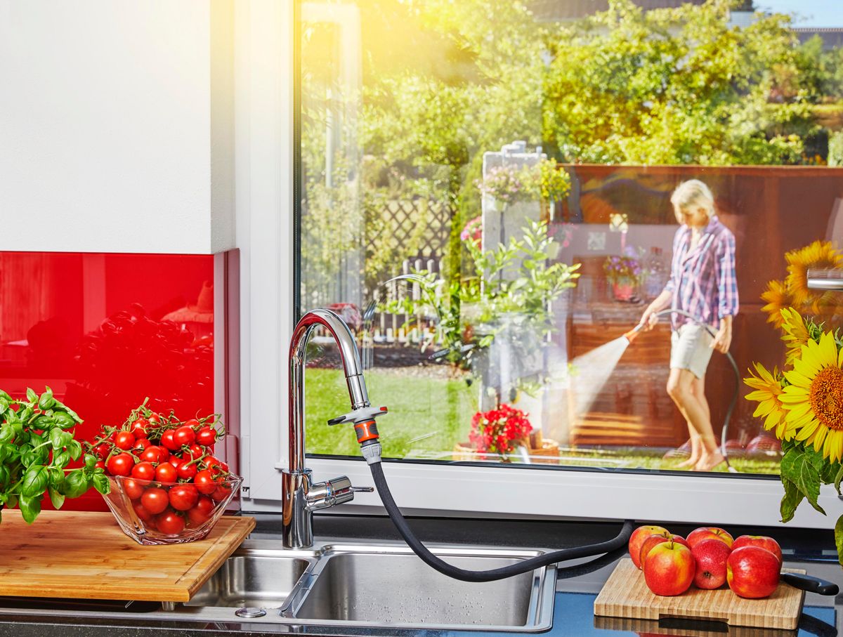 Gardena textielslang Liano™ 10 m met aansluitset binnenkraan in gebruik