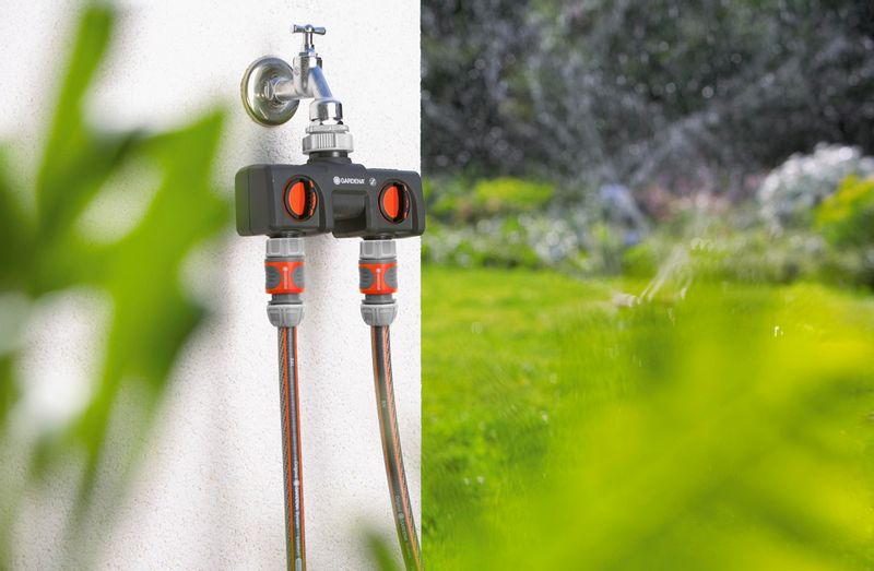 Gardena 2-weg waterverdeler in gebruik