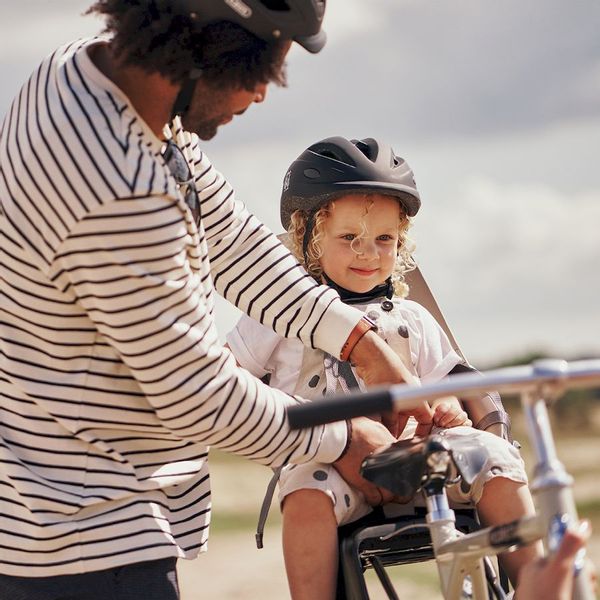 Urban Iki fietsstoeltje achter - Beige/zwart, met kindje erin