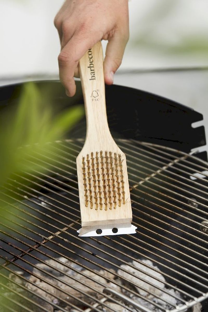 Barbecook staalborstel in gebruik