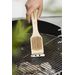 Barbecook staalborstel in gebruik