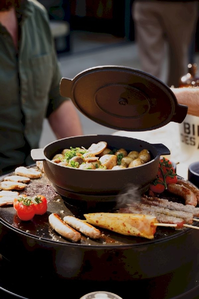 OFYR Tabl'O Cast Iron Casserole set in gebruik