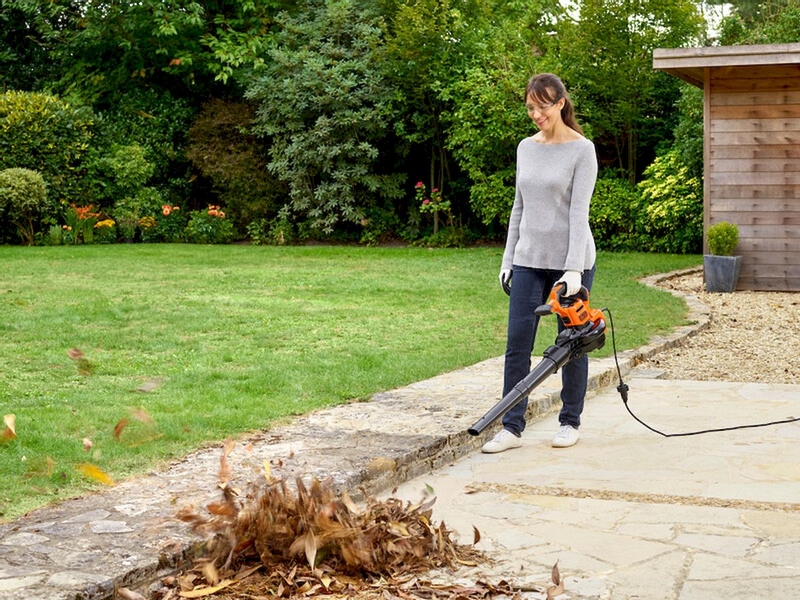 Black+Decker BEBLV300-QS elektrische bladblazer blaast bladeren weg
