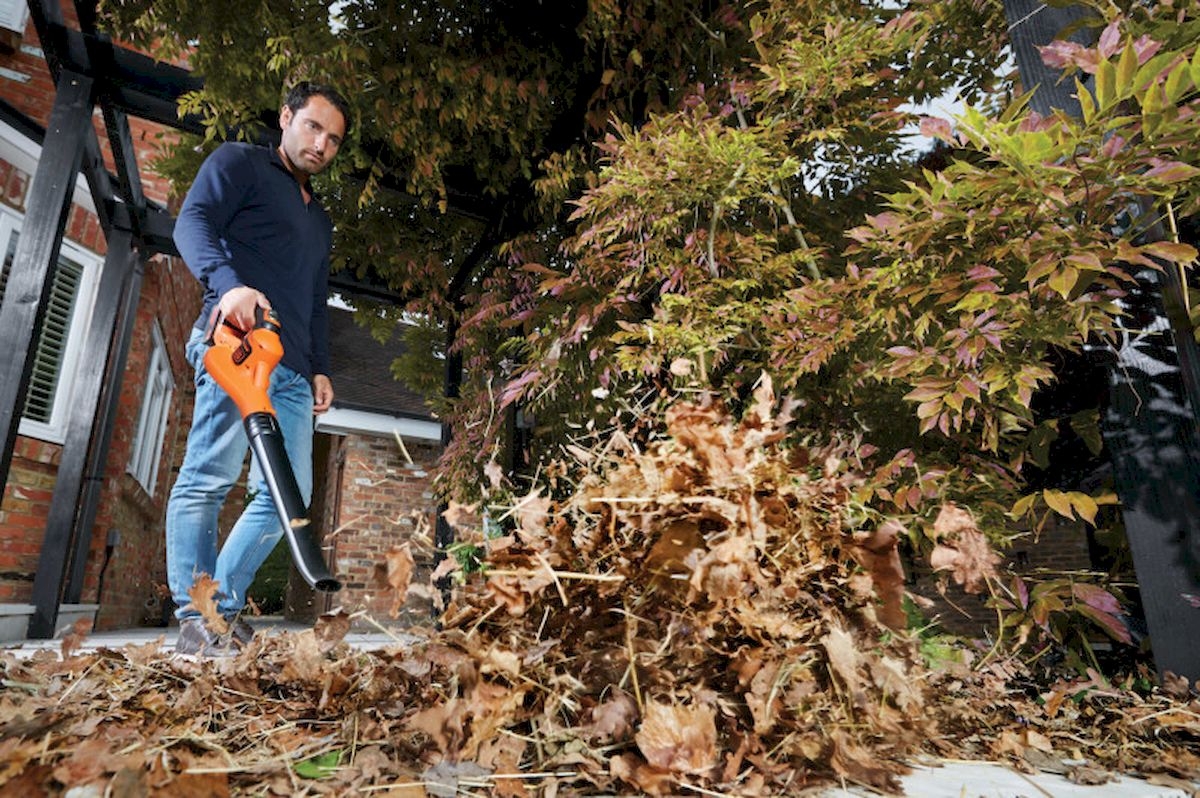 Black+Decker GWC1820PC-QW accu bladblazer blaast de bladeren weg