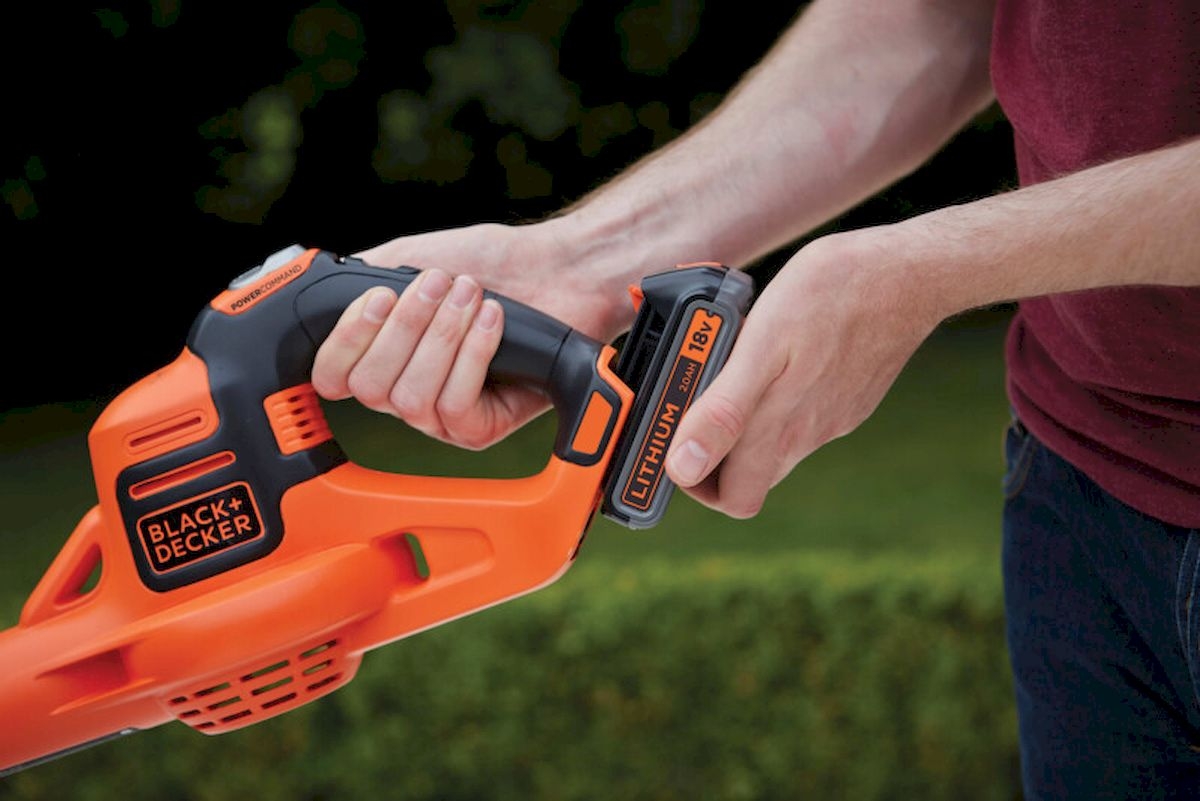 Black+Decker GWC1820PC-QW accu bladblazer accu wordt geïnstalleerd 