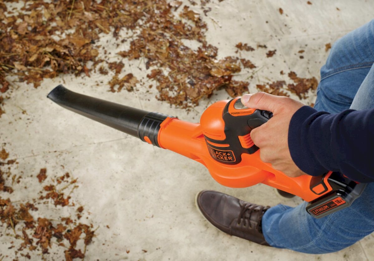 Black+Decker GWC1820PC-QW accu bladblazer blaast de bladeren weg