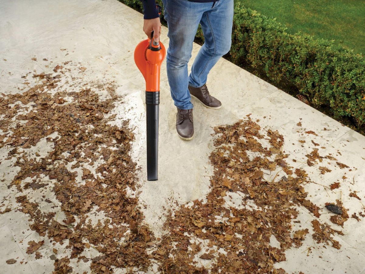 Black+Decker GWC1820PC-QW accu bladblazer blaast de bladeren weg