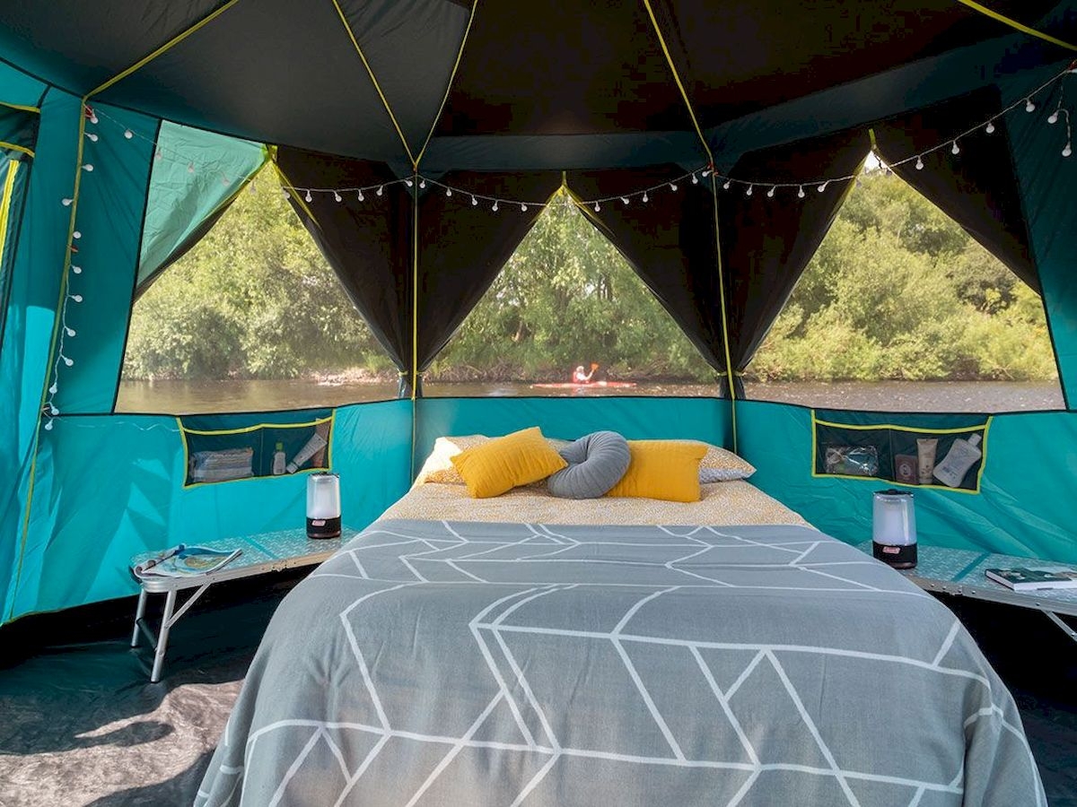 Coleman Octagon familietent vooraanzicht slaapruimte/leefgedeelte