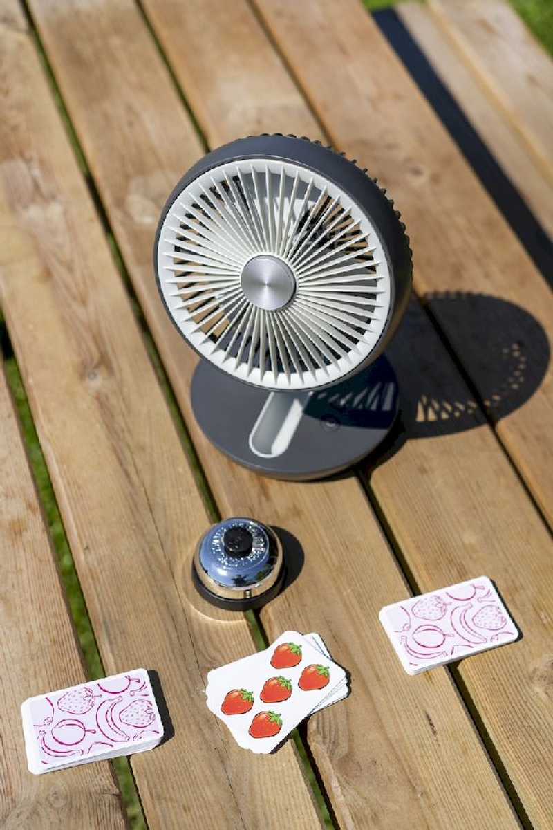 Eurom Vento opvouwbare en draadloze ventilator - op tuintafel