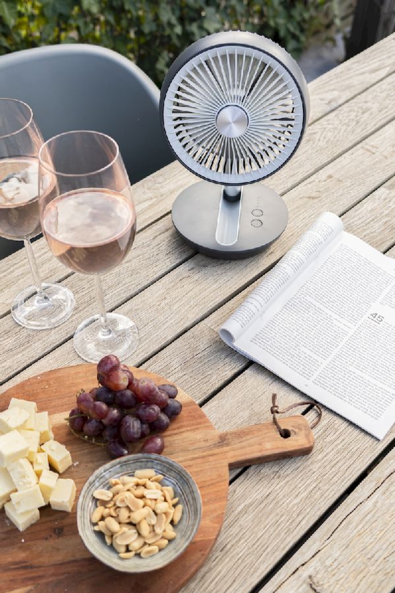 Eurom Vento opvouwbare en draadloze ventilator - op tuintafel