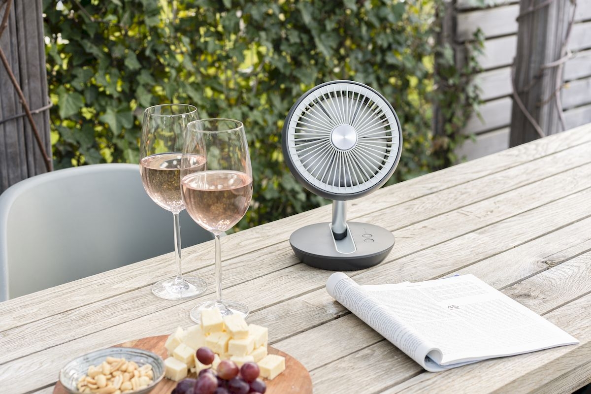 Eurom Vento opvouwbare en draadloze ventilator - op tuintafel