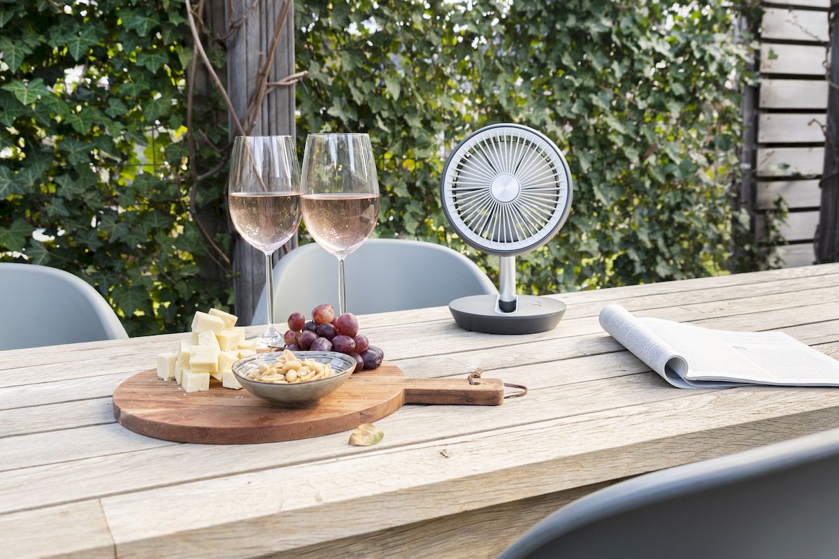 Eurom Vento opvouwbare en draadloze ventilator - op tuintafel