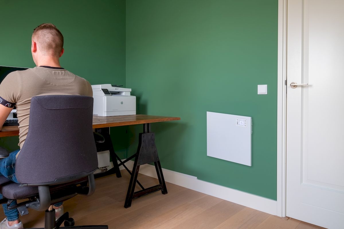 Eurom Alutherm 400XS Wifi convectorkachel - aan de wand in werkkamer