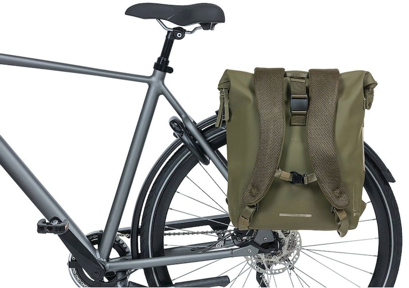 Basil SoHo enkele fietsrugzak - 17 liter - Donkergroen -  bevestigd aan fiets