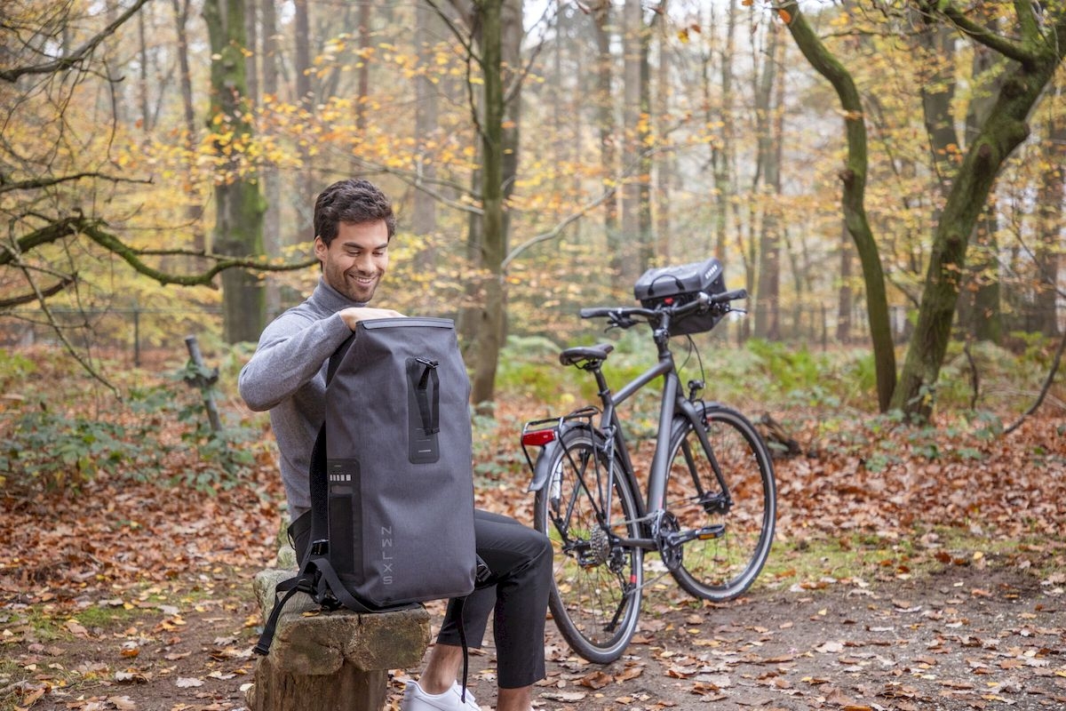 New Looxs Varo fietsrugzak - 22 liter - Grijs - sfeerfoto tas open