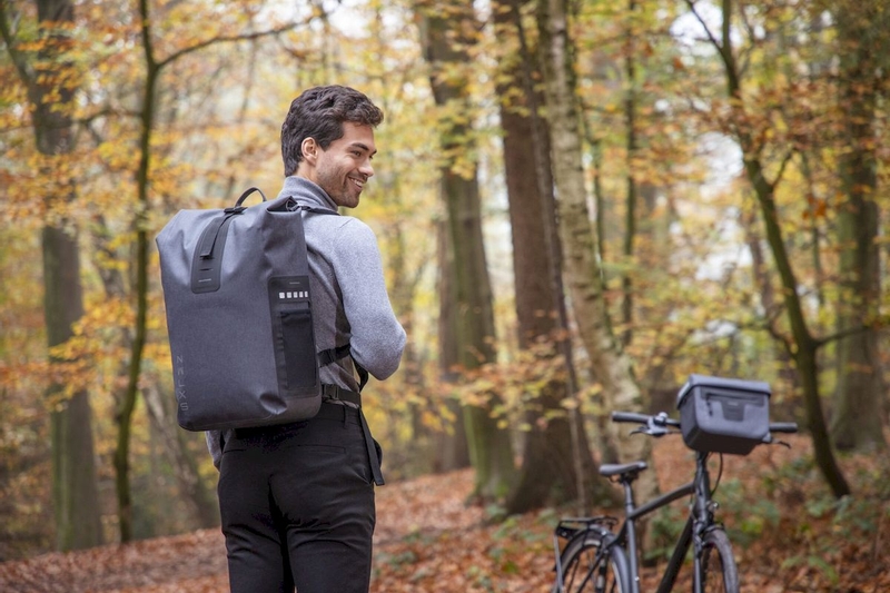 New Looxs Varo fietsrugzak - 22 liter - Grijs - sfeerfoto op de rug