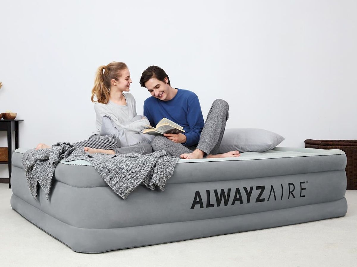 Bestway AlwayzAire Comfort luchtbed - Queensize sfeerfoto met mensen