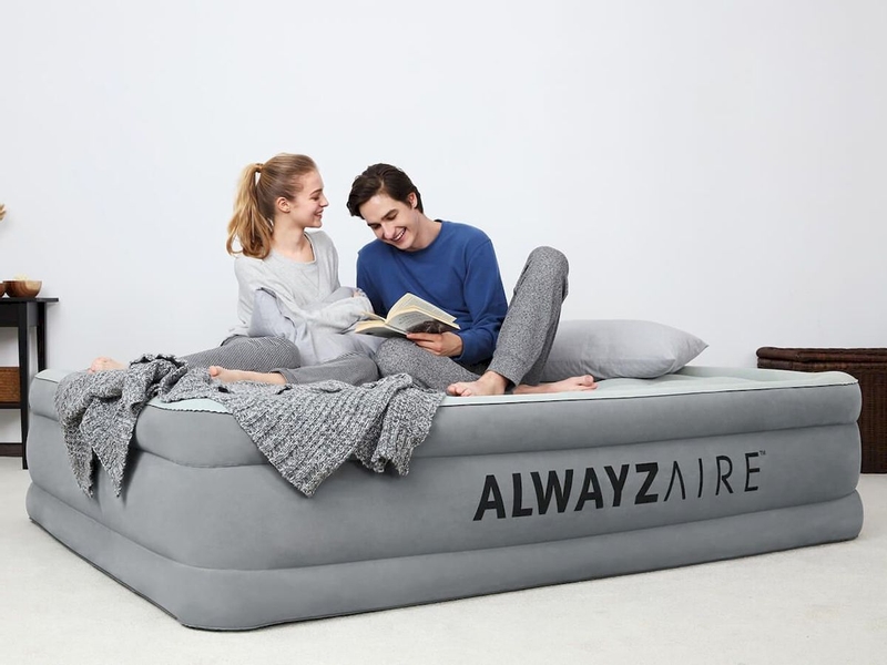 Bestway AlwayzAire Comfort luchtbed - Queensize sfeerfoto met mensen