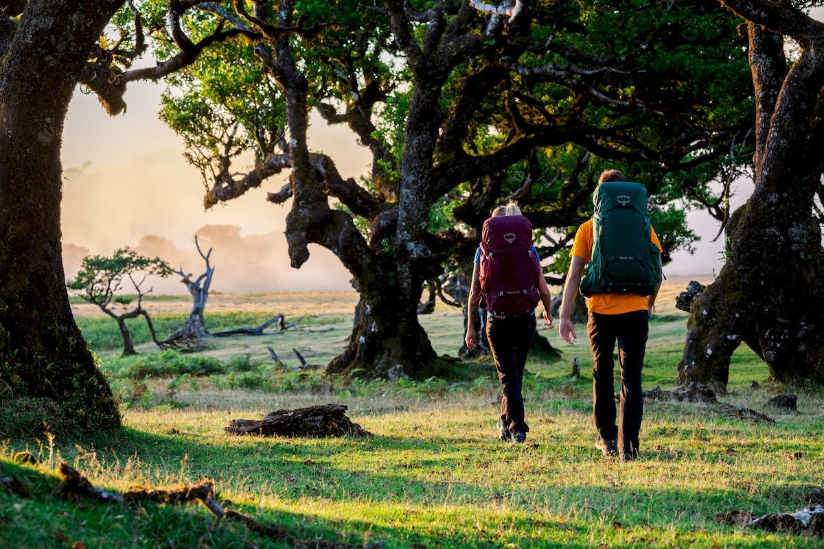 Opsrey Renn rugzak 65L - donkergrijs / sfeerfoto
