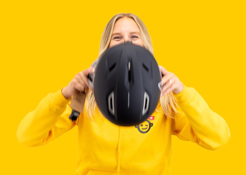 Bollé Eco Atmos zwarte skihelm opzetten