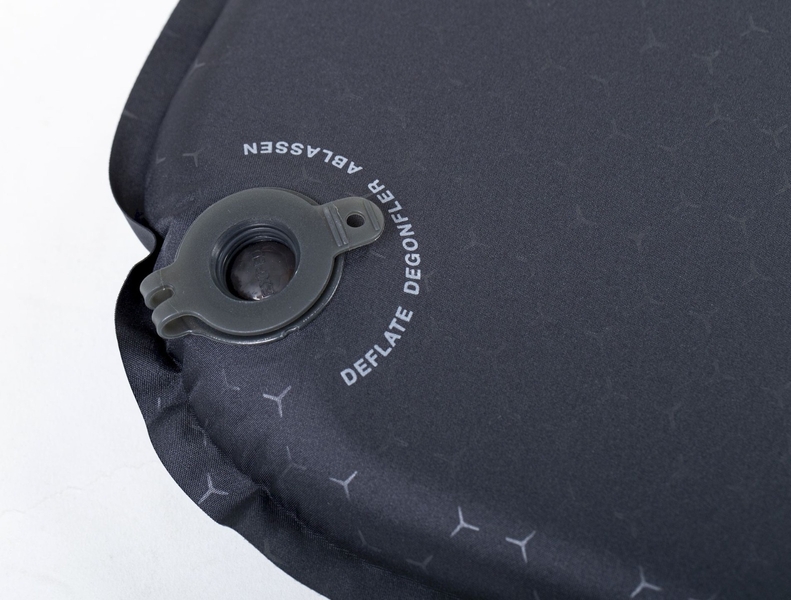 Exped SIM 3.8 LW slaapmat - Zwart detail ventiel